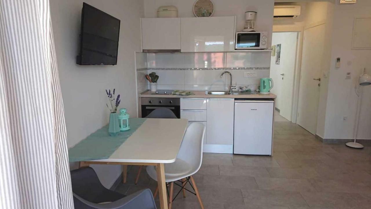 Apartments Nina Rab Town Esterno foto